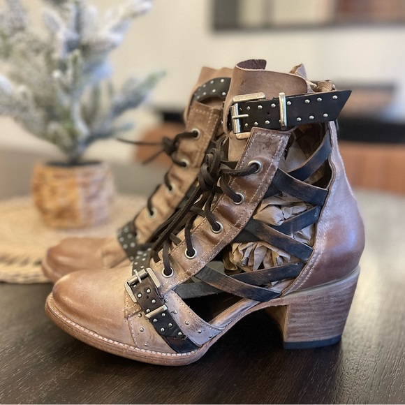 Freebird by Steven Cheyenne Black & Tan Lace Up Studded Leather Ankle Boots - Picture 4 of 14